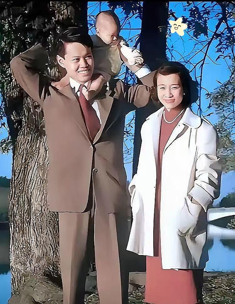 先生溘然长逝，享年103岁，留给世人无尽哀思与厚重回忆。
 
1951年于美国定