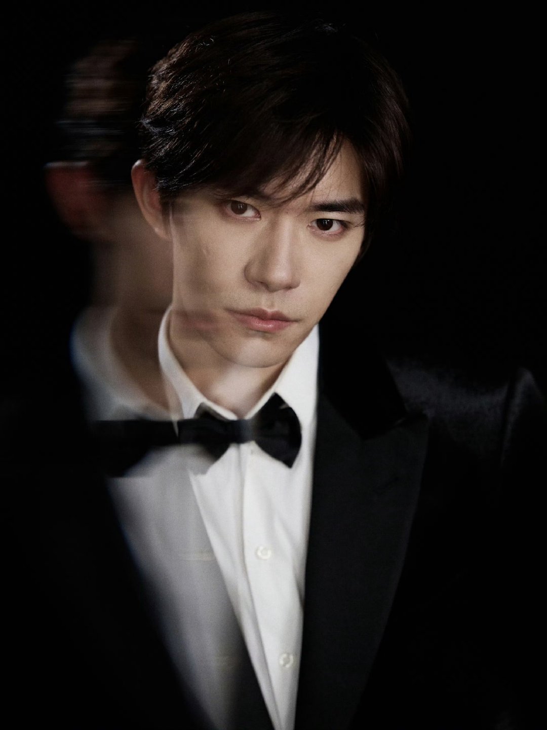 易烊千玺抬眸瞬间让易烊千玺穿黑西装的是天才西装易烊千玺再次上线✨他对镜头的敏感度