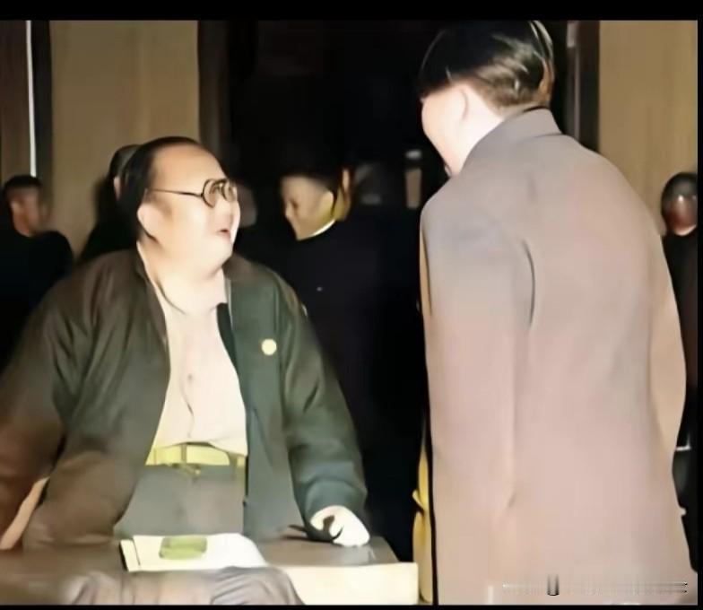 1951年10月，政协会休息时，毛主席走下主席台看望腿有残疾的社会学家潘元旦