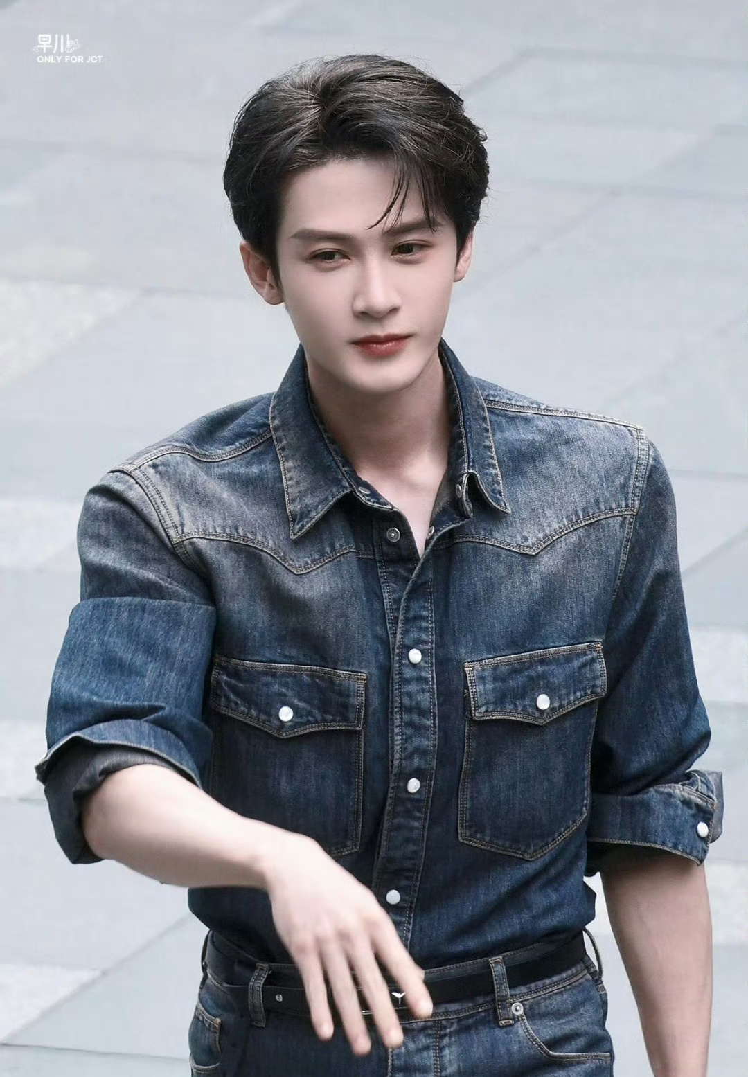 檀健次今日线下活动路透，一身牛仔套装look帅得休闲chill