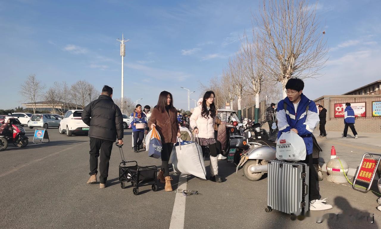 开学 纪实 今日（2月13日）清晨，孟津一高迎来了寒假开学的日子。因学生数量众多