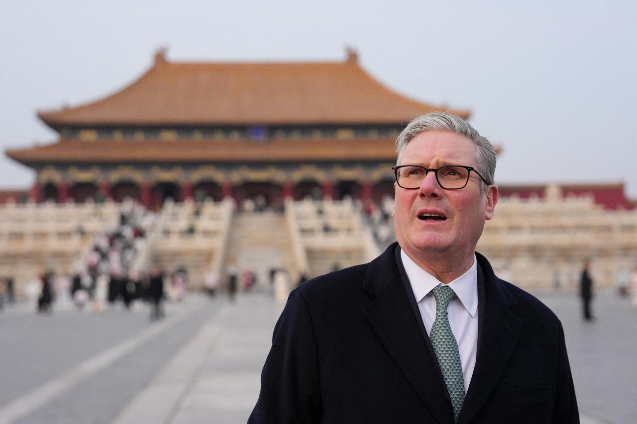 英国首相斯塔默"投喂"给了世界三句话！
第一句：中国不是"正在崛起"，是"已经崛