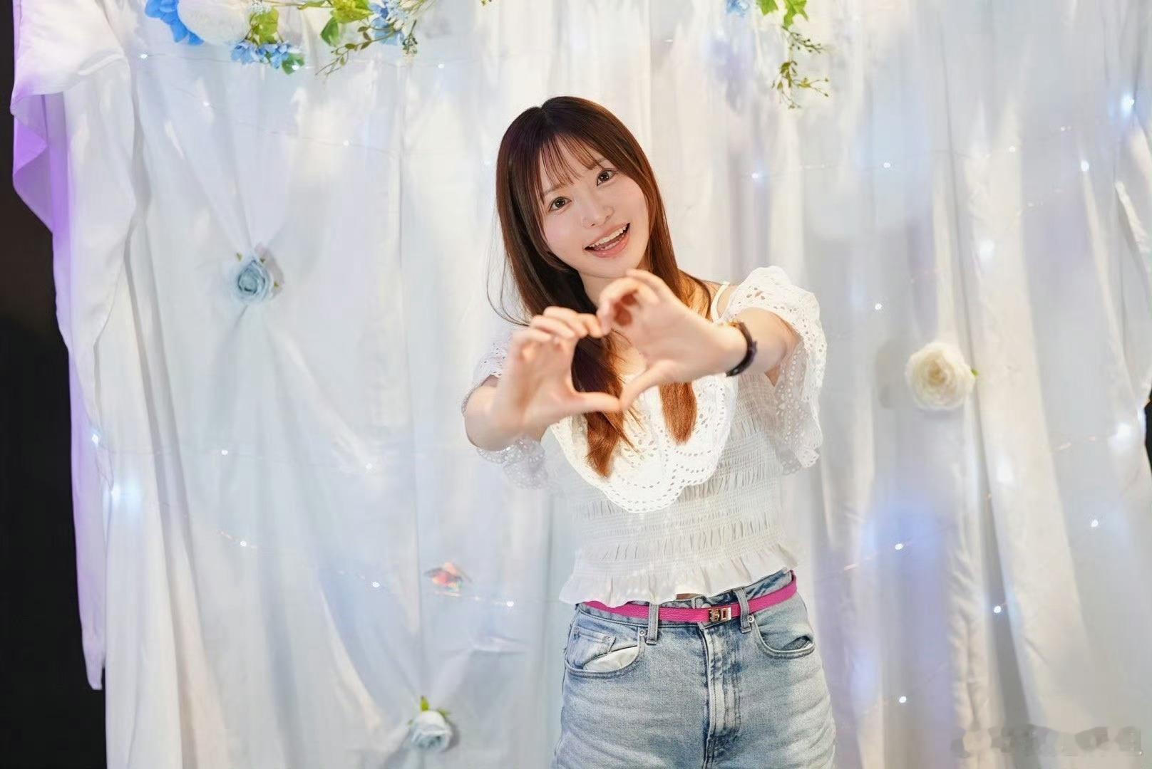 你们的天使萌 笑得很甜很甜 