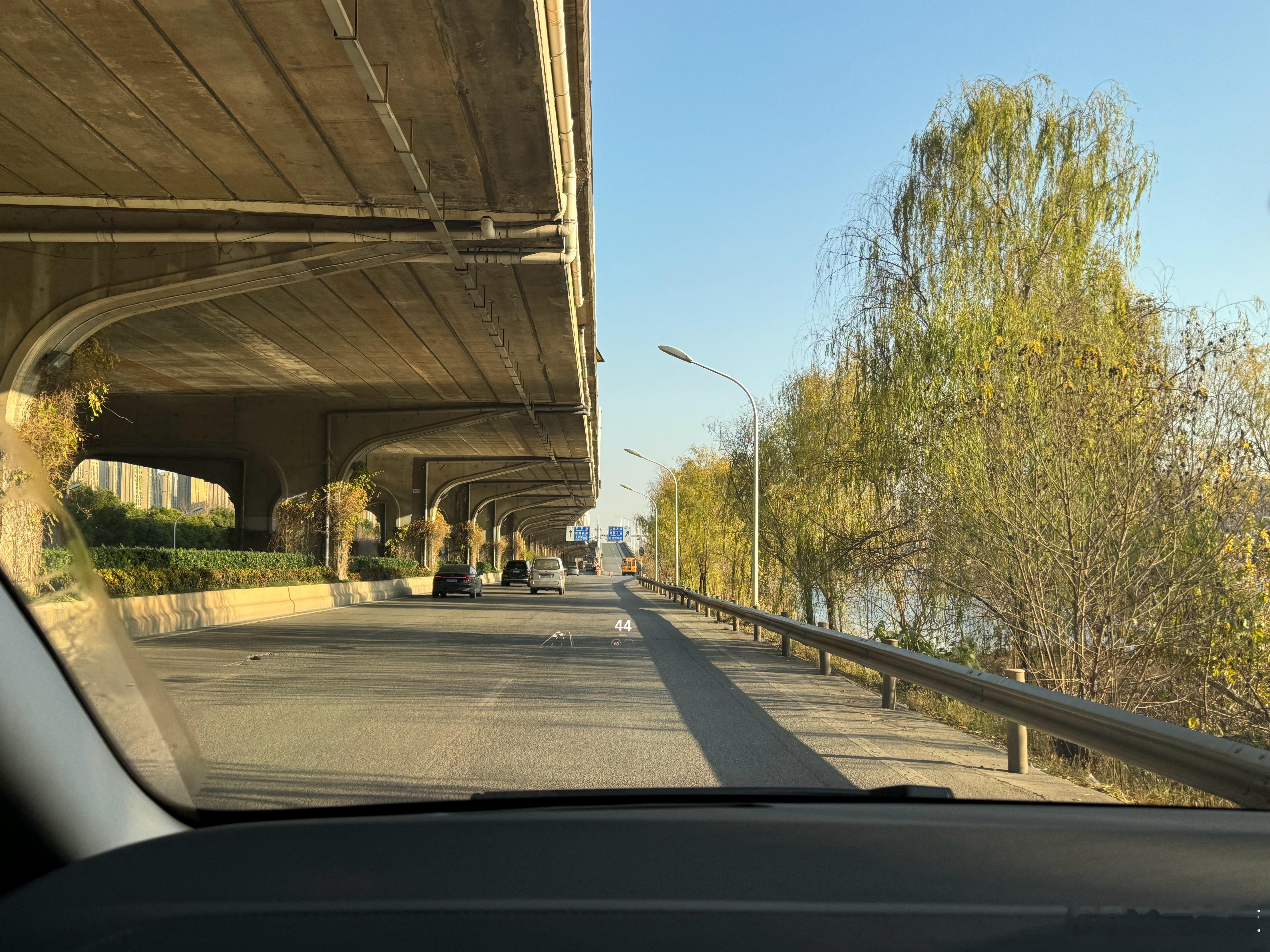 今天三连跪刚看了台大众id4 2023年 7万公里 长续低配铁件原车漆 黑色外观