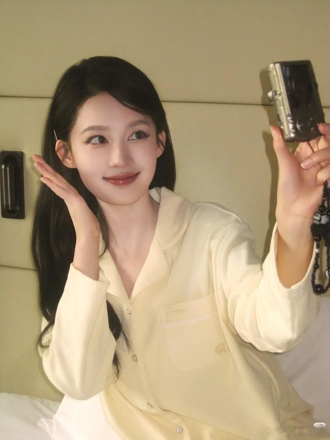 李沁我最近的营业好像是被高人指点过，好有网感，女神终于知道该怎么展示自己的美了 