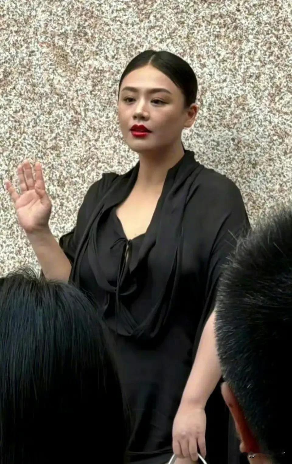 天哪，马思纯怎么又变成这样了？

现在的她又黑又胖，眼里也没有光。

之前都说她