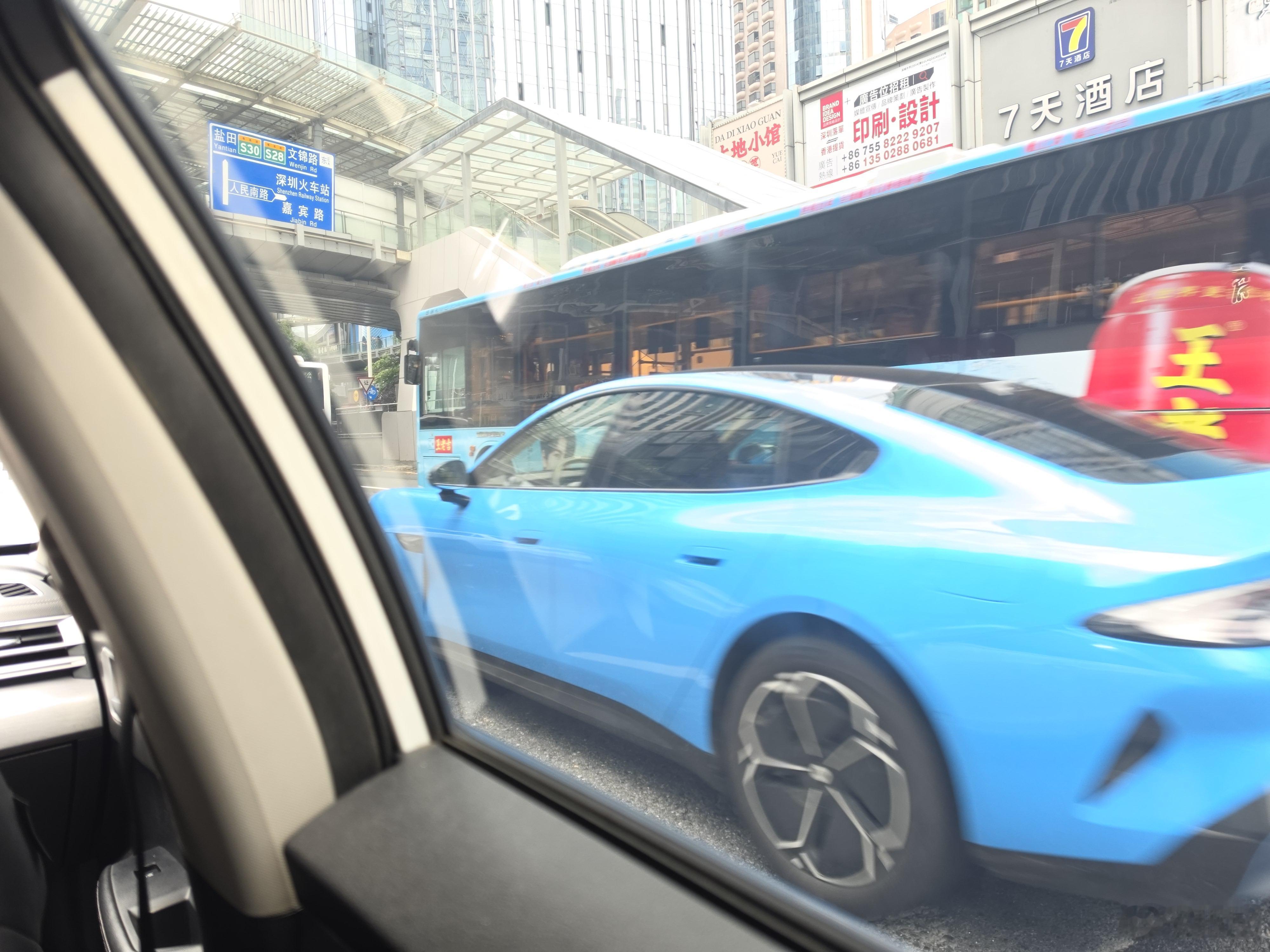 印象中还是第一次在路上看到新一代SU7，这蓝色辨识度是挺高