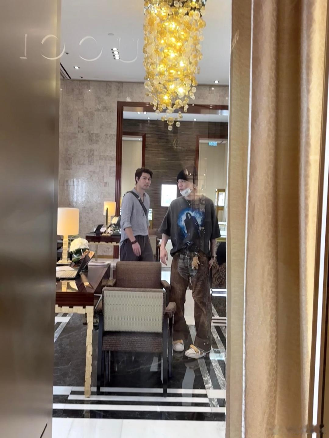 澳门偶遇鹿晗逛街网友在澳门偶遇鹿晗逛街，看背影就知道是帅哥了。偶遇鹿晗在澳门逛街