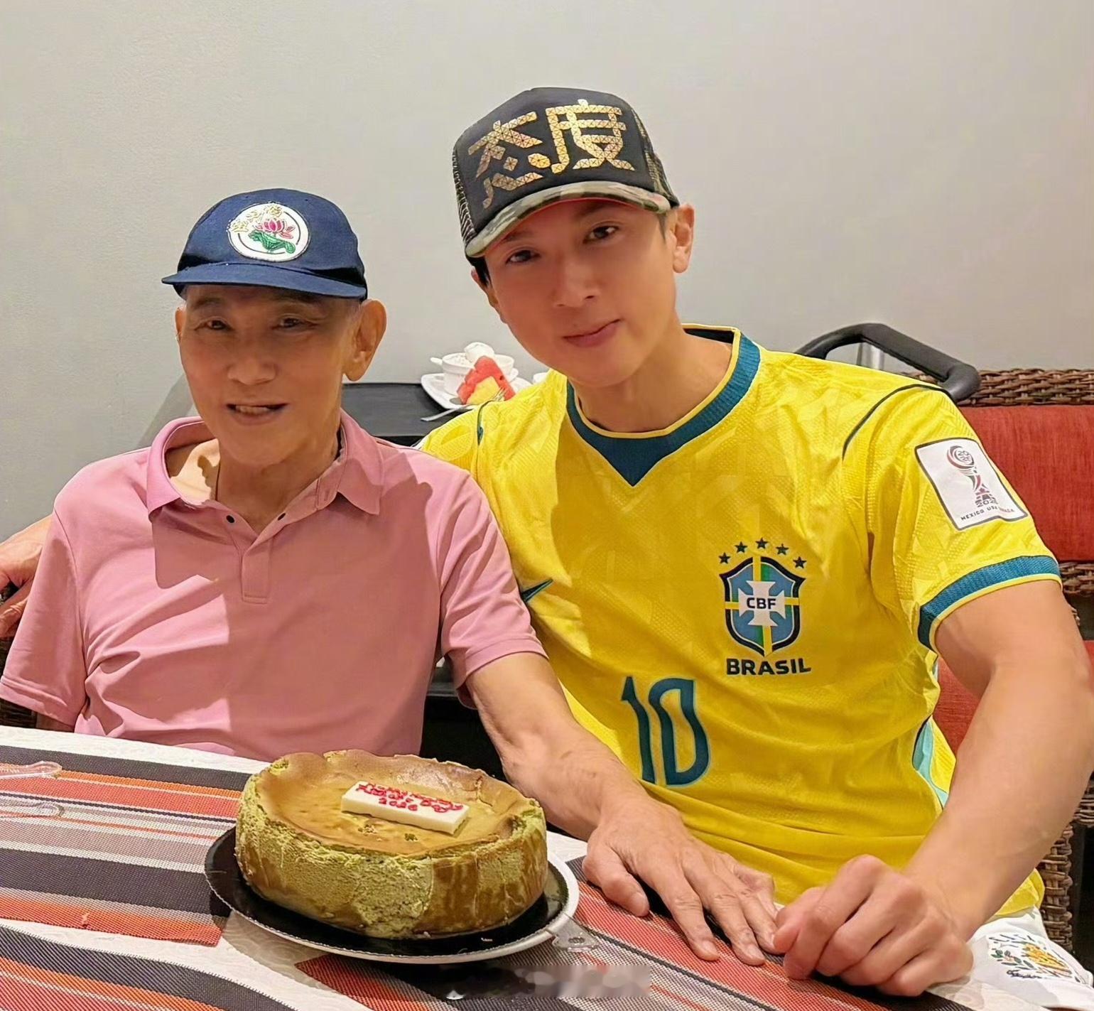 吴尊为爸爸庆祝80大寿吴尊爸爸80岁状态 吴尊为爸爸庆祝80大寿，状态真不错 