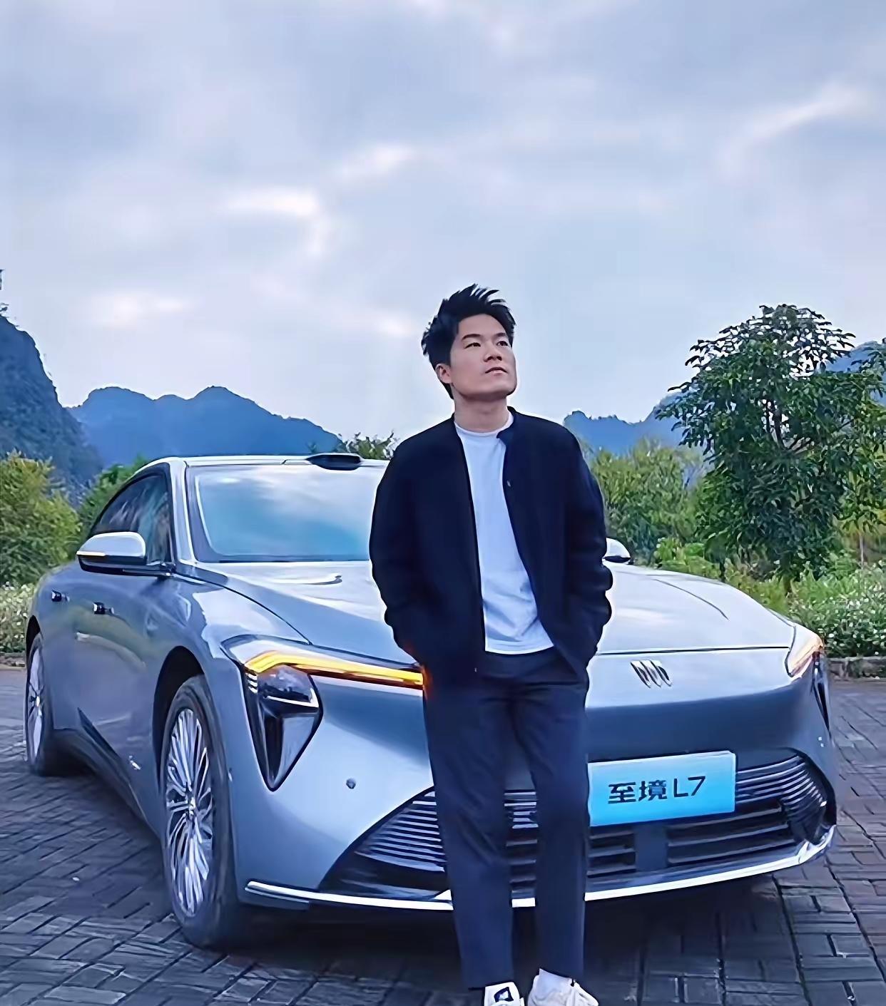 董宇辉诠释了什么叫有始有终，
跟别克的商务合作到期，
董老师带着旗下的八位主播拍