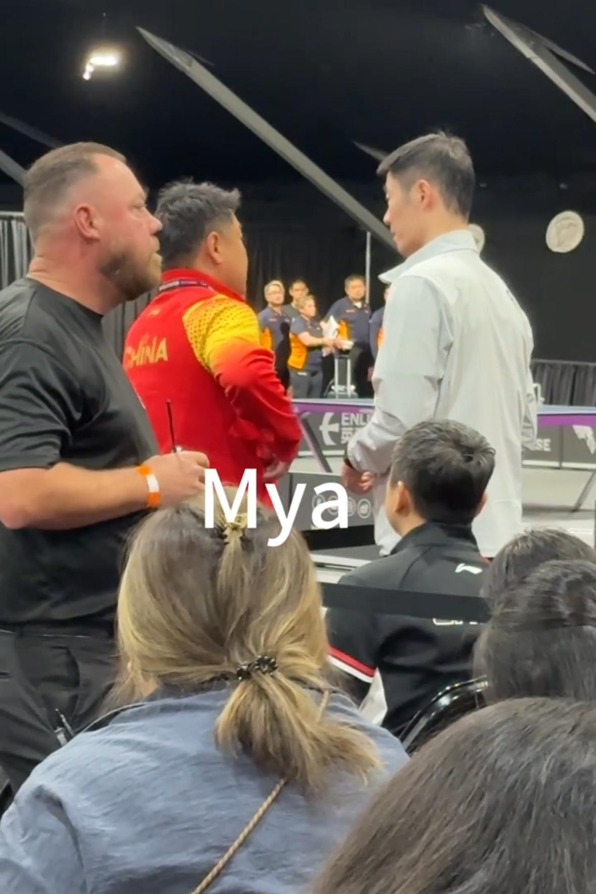 领导来了，大家伙也都在，继续加油！
王励勤也来看男双，王皓和王大力在说话！
王楚