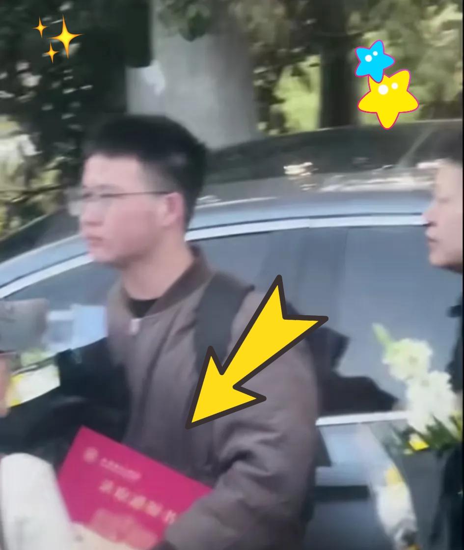 张雪峰的人生意义，
在那抹红里刻成了永恒！
送别人群中，一个孩子抱着红色录取通知