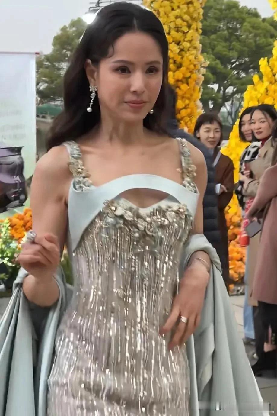 以前没注意，现在才知道李若彤竟然是60后？？？在这个70.80.90后上网的时代