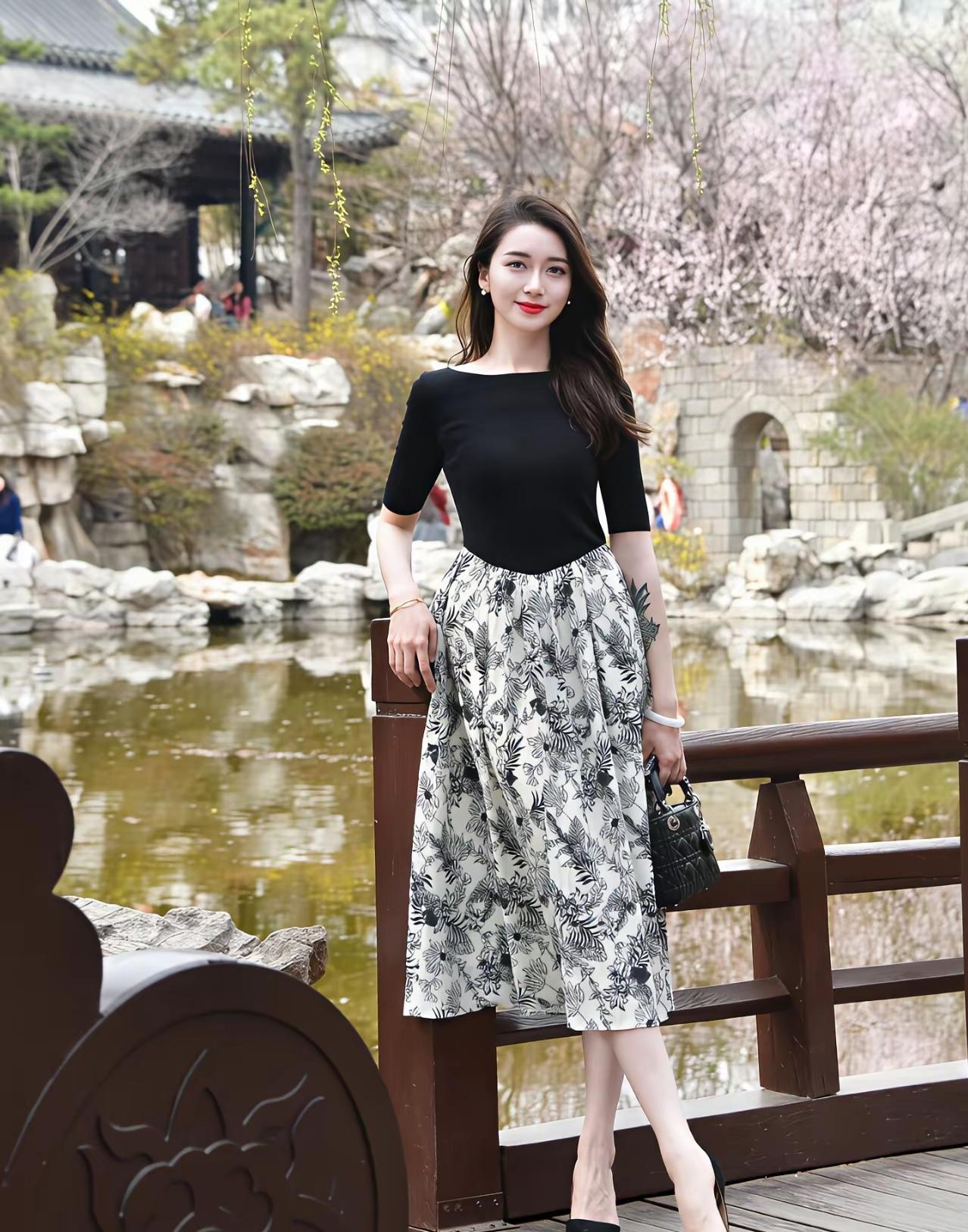 春日游园，黑衣红唇，花海相伴，优雅动人。