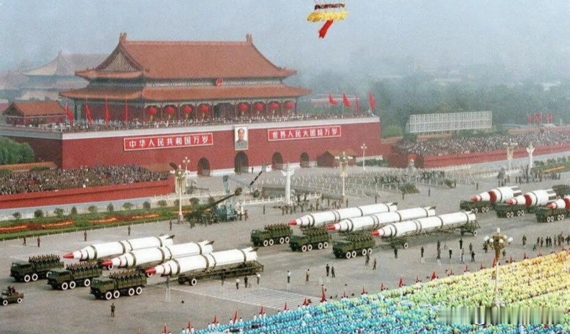 1984年10月1日，国庆阅兵中的战略导弹部队亮相的画面，战略导弹方队的9辆大型