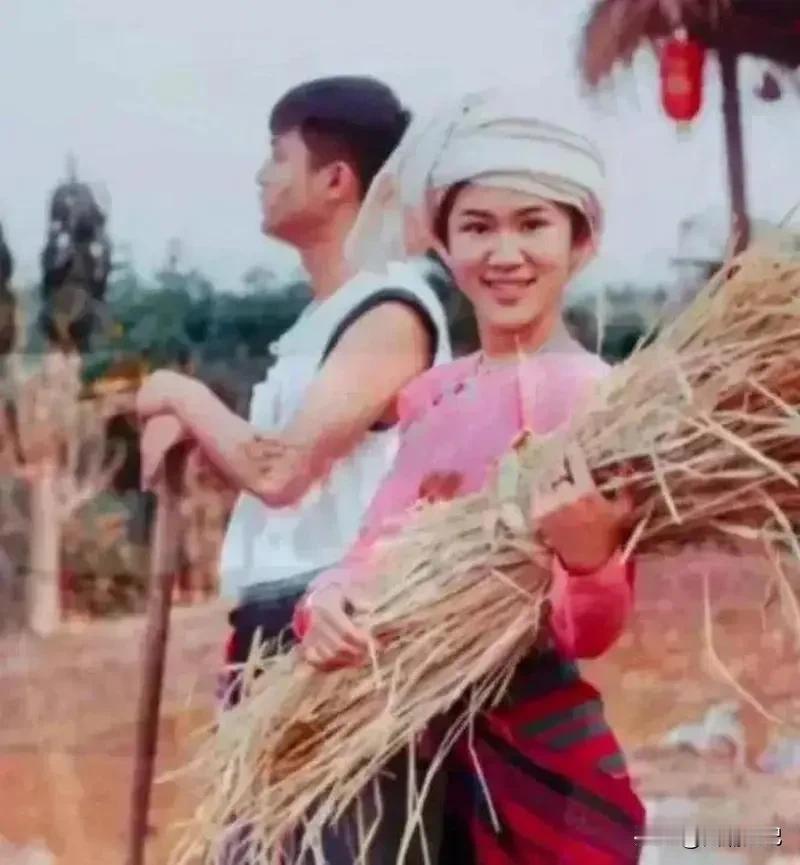 1974年，知青杨俊在云南傣乡被马蜂蜇伤眼睛，傣族大嫂用奶汁给他疗伤。哪料，大嫂