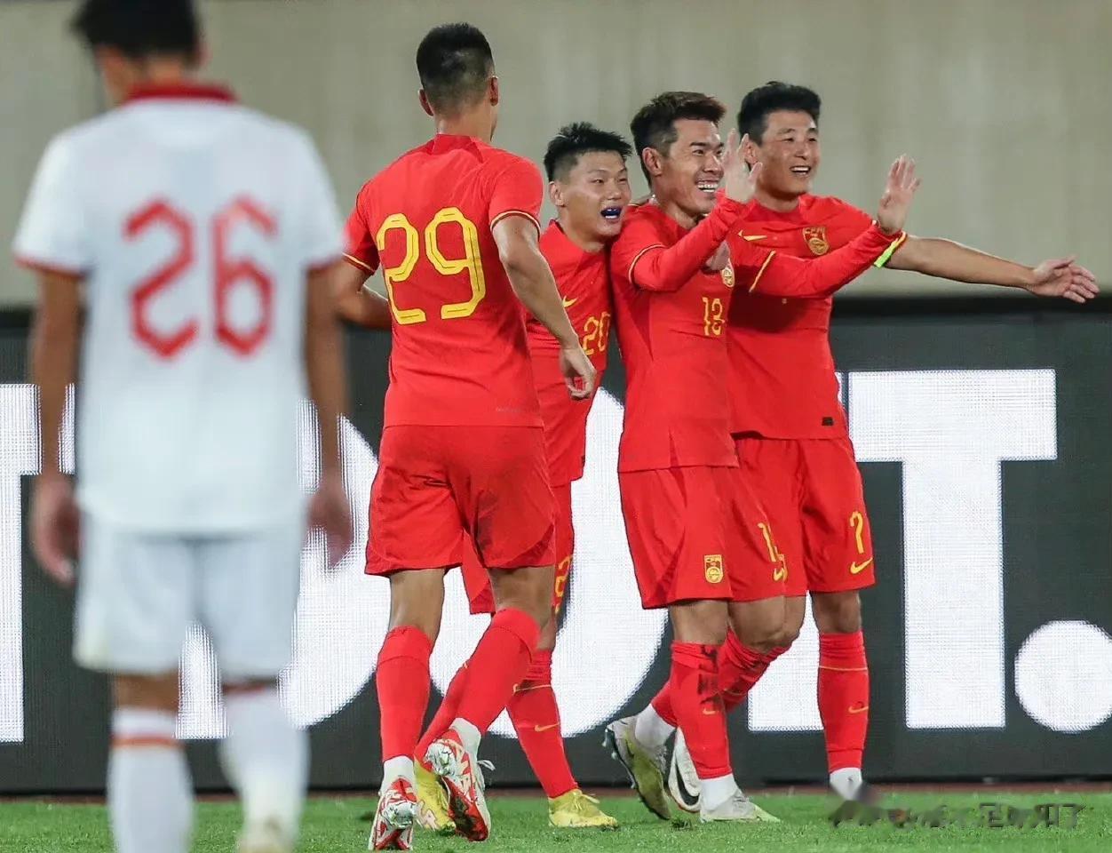 和中国同组的泰国在热身赛中0比8输给格鲁吉亚，被欧洲五流球队吊打。全国球迷和媒体