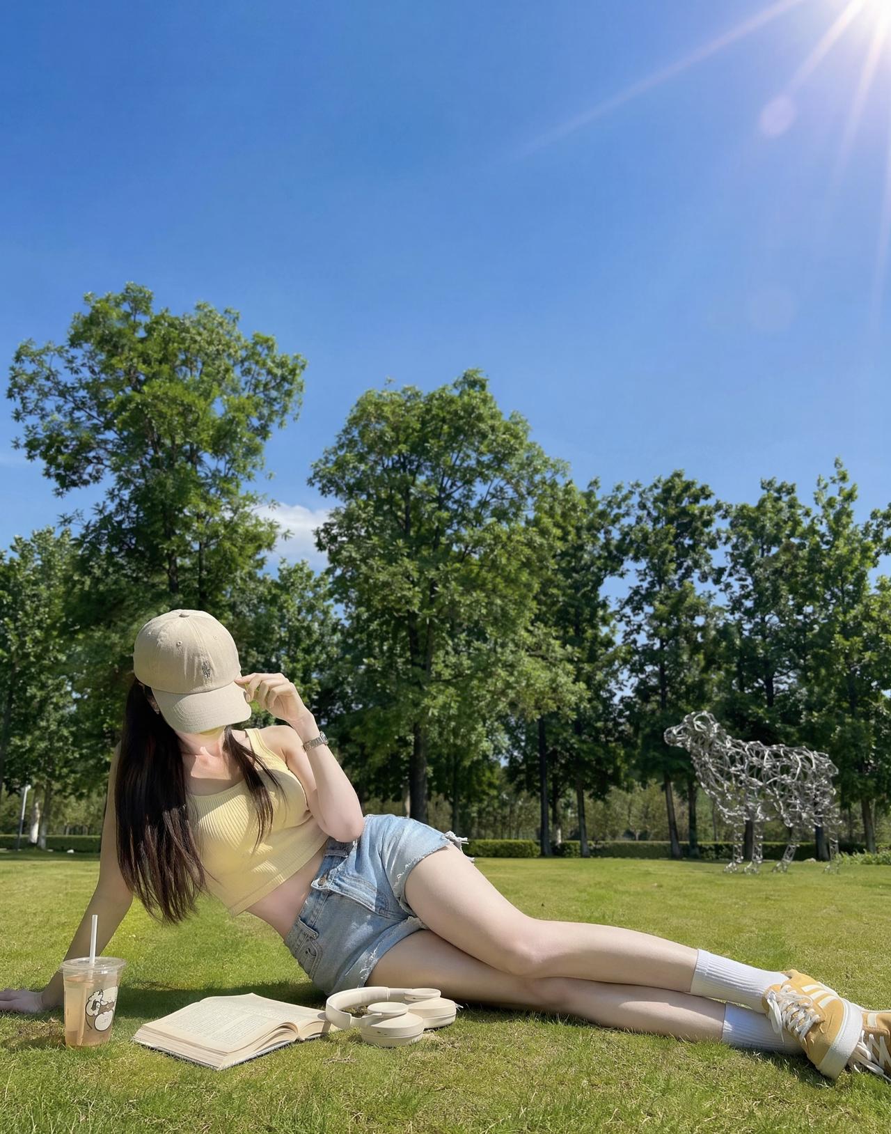 阳光明媚的午后，公园里悠闲地躺着，享受美好时光。🌞🌳💕