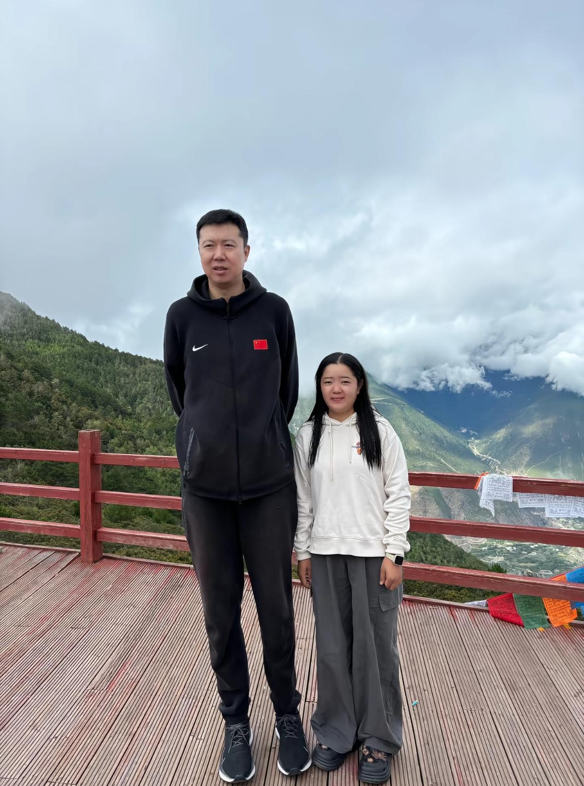 王治郅身高真的好高，比旁边女士高出来好多