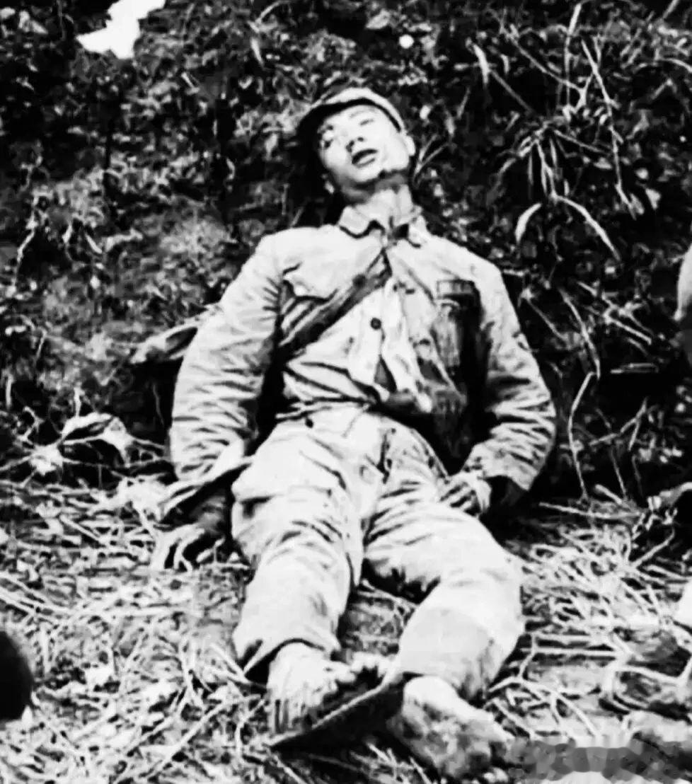 1938年徐州会战期间，​照片中牺牲的川军，他静静的躺在路边，穿着单薄的外衣，脚
