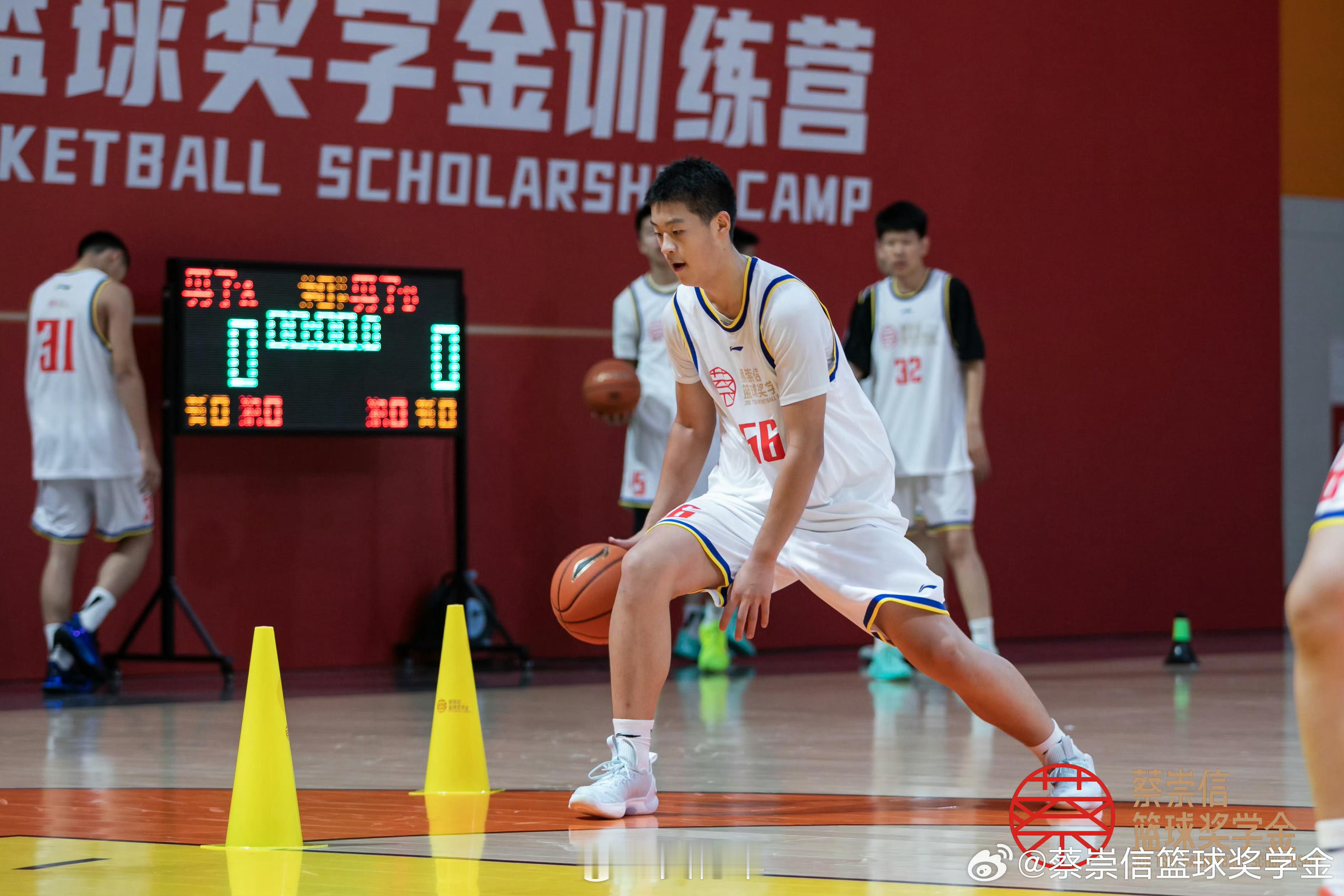 最近几年，中国篮球里愿意走出去的球员越来越多，形式多样，有的是出去读高中，有的是