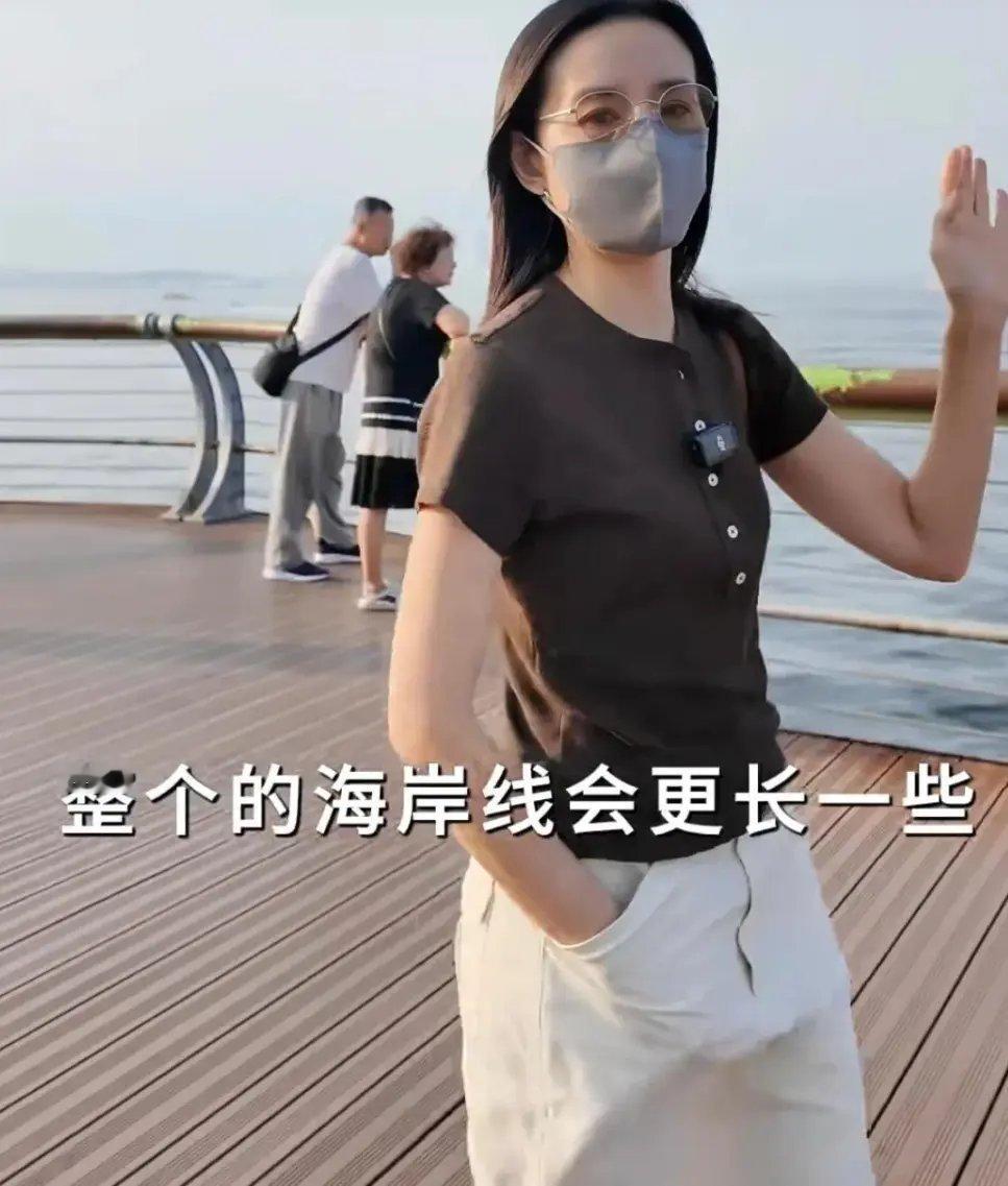 45岁董洁回大连装修父母房！生吃海胆馋家乡味，逛东港状态真好！ ​​​