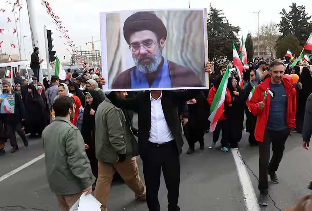 塔巴空袭中死里逃生内幕曝光我死死捂住女儿的嘴，把她的小脸按在我怀里，不让她看窗外