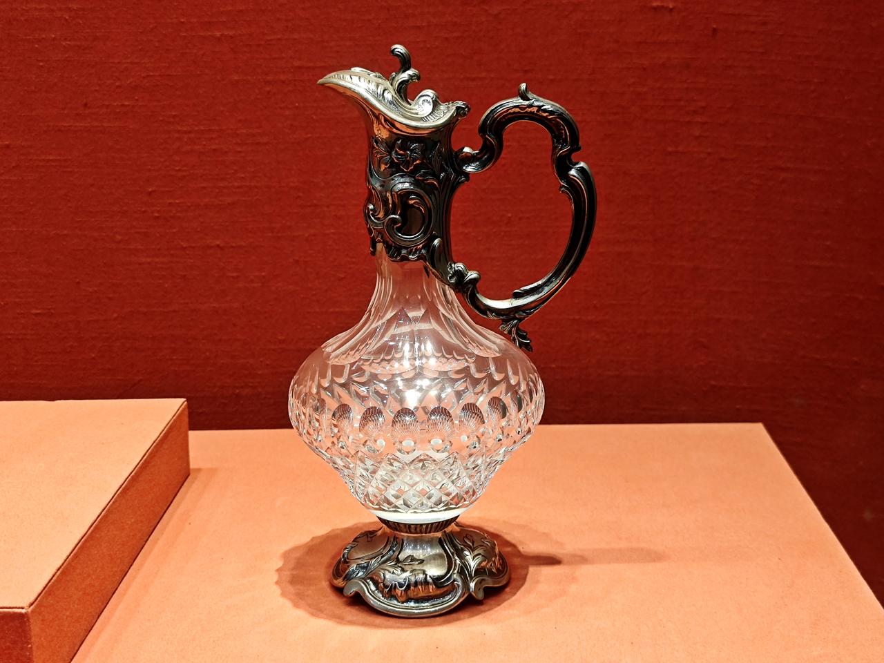 中国外交礼品博物馆展出的各种水晶玻璃工艺国礼，以高透铅晶和无铅水晶玻璃为核心材质