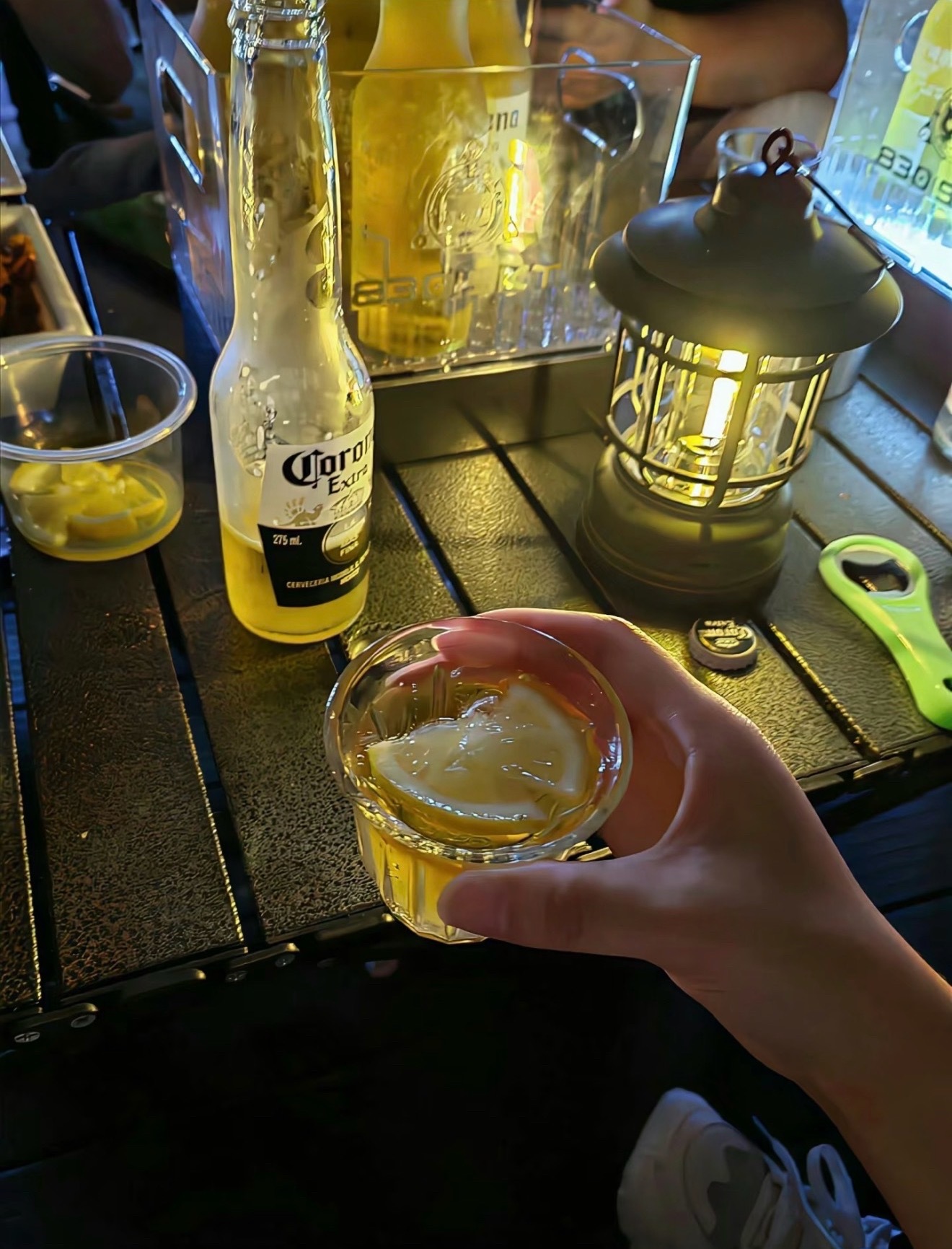 我渐渐语言匮乏，心事多于言语。分不清是释然，还是麻木，有些感受说出来太轻，藏起来
