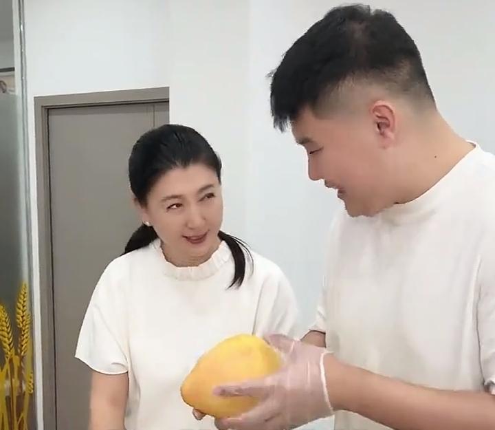 闫学晶只是说了句实话，结果被说是哭穷，人家说的是她的儿子，一年只能挣几十万，儿媳