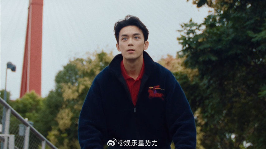 吴磊Burberry新年 谁懂啊！吴磊一身简约造型配红色内搭骑单车的画面，直接把