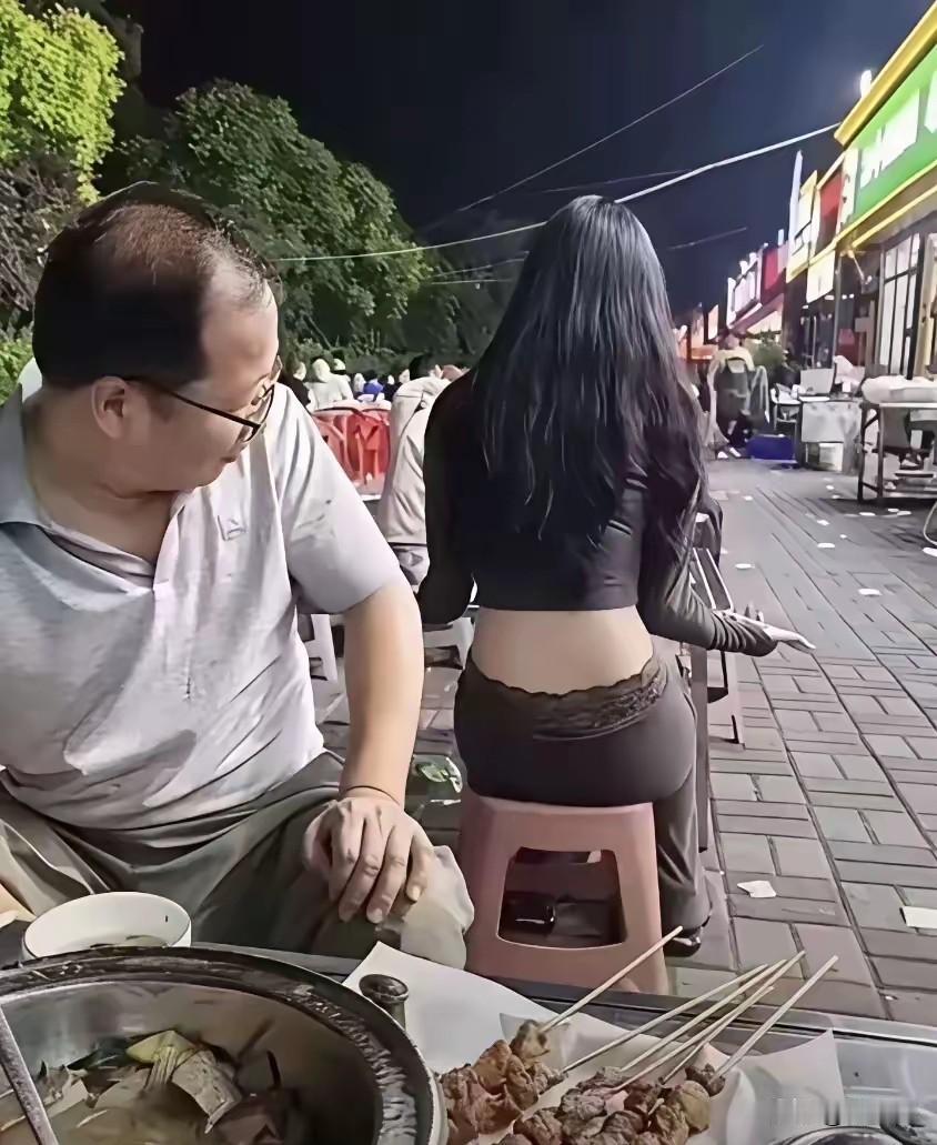 免费的，是男人路过都会瞄一眼[大笑]