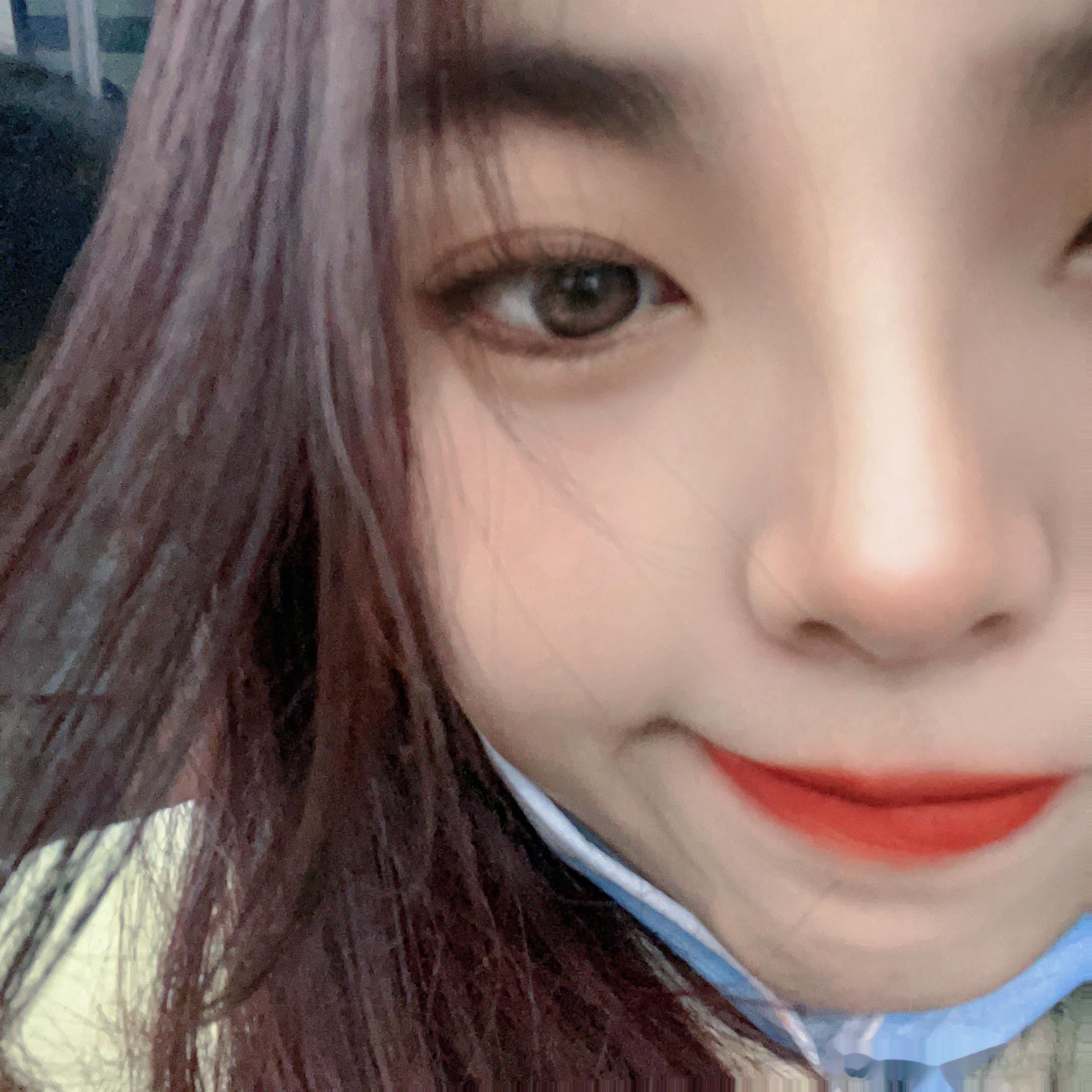 我拍了拍相册  掉落出旧照片眼睛写了日记  打开便是从前#好运2024# ​​​