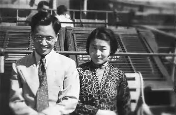 1933年，钱钟书追求燕大校花赵萝蕤，竟然遭到拒绝。谁知，赵萝蕤转身爱上了一个穷
