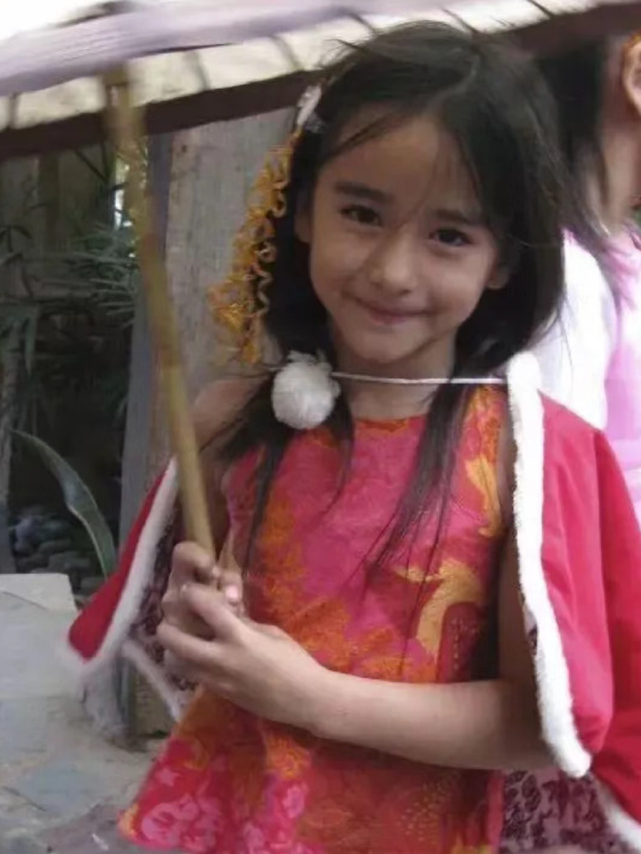 胡先煦你小子真会找女朋友…考古了小胡女友李宛妲小时候的照片，姐妹俩人，家庭美好的