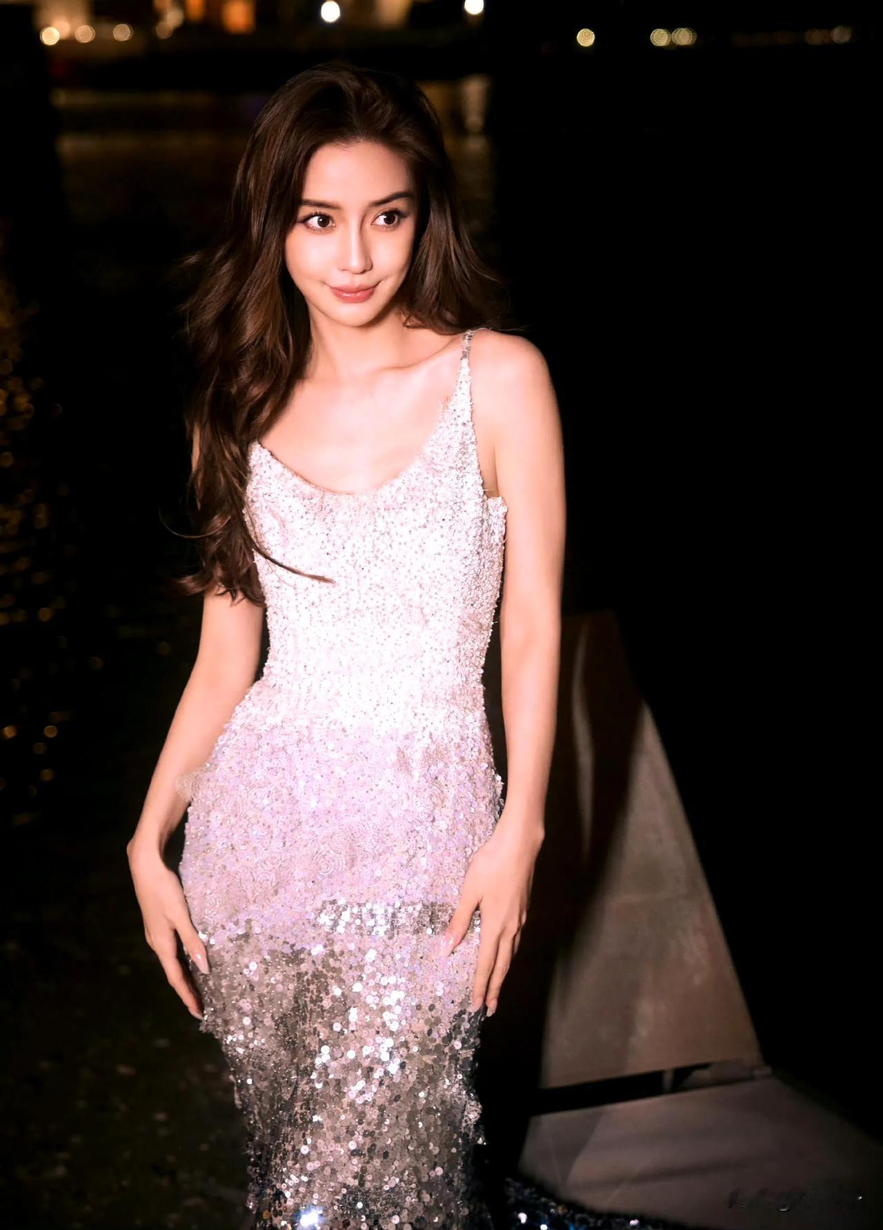 Angelababy36岁生日照，又一年的美丽盛开，祝这位美女生日快乐！！在海边