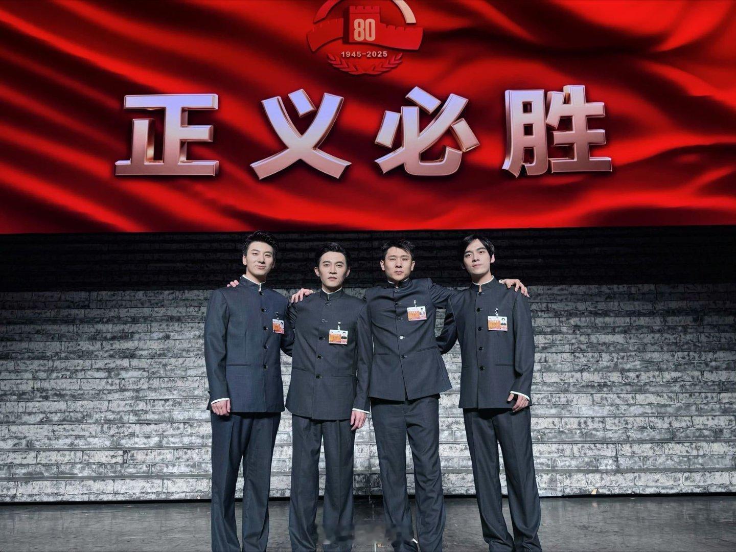 徐均朔浑厚的声音里藏不住的热血 徐均朔《无名者勋章》造型超惊艳！一身正装大气沉稳