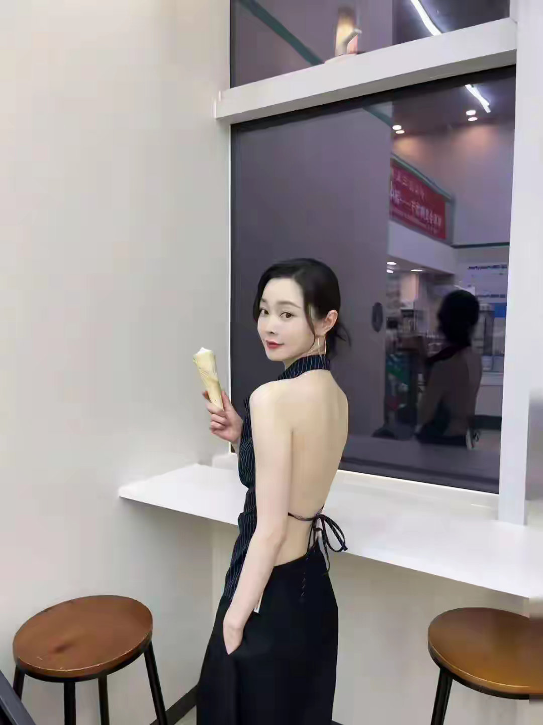 宋轶这背不拔罐可惜了宋轶手拿冰激凌优雅的站姿，甜美的笑容，一双迷人的大眼睛，一副