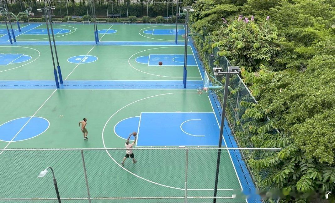 一代人有一代人的球搭子高楼之下的露天球场，投篮的身影伴着晚风，从年少结伴到闲暇相