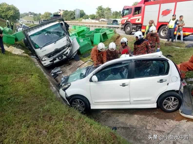马来西亚南北大道南下路段发生严重车祸，三辆车猛烈碰撞后，导致八人受伤。一名女司机