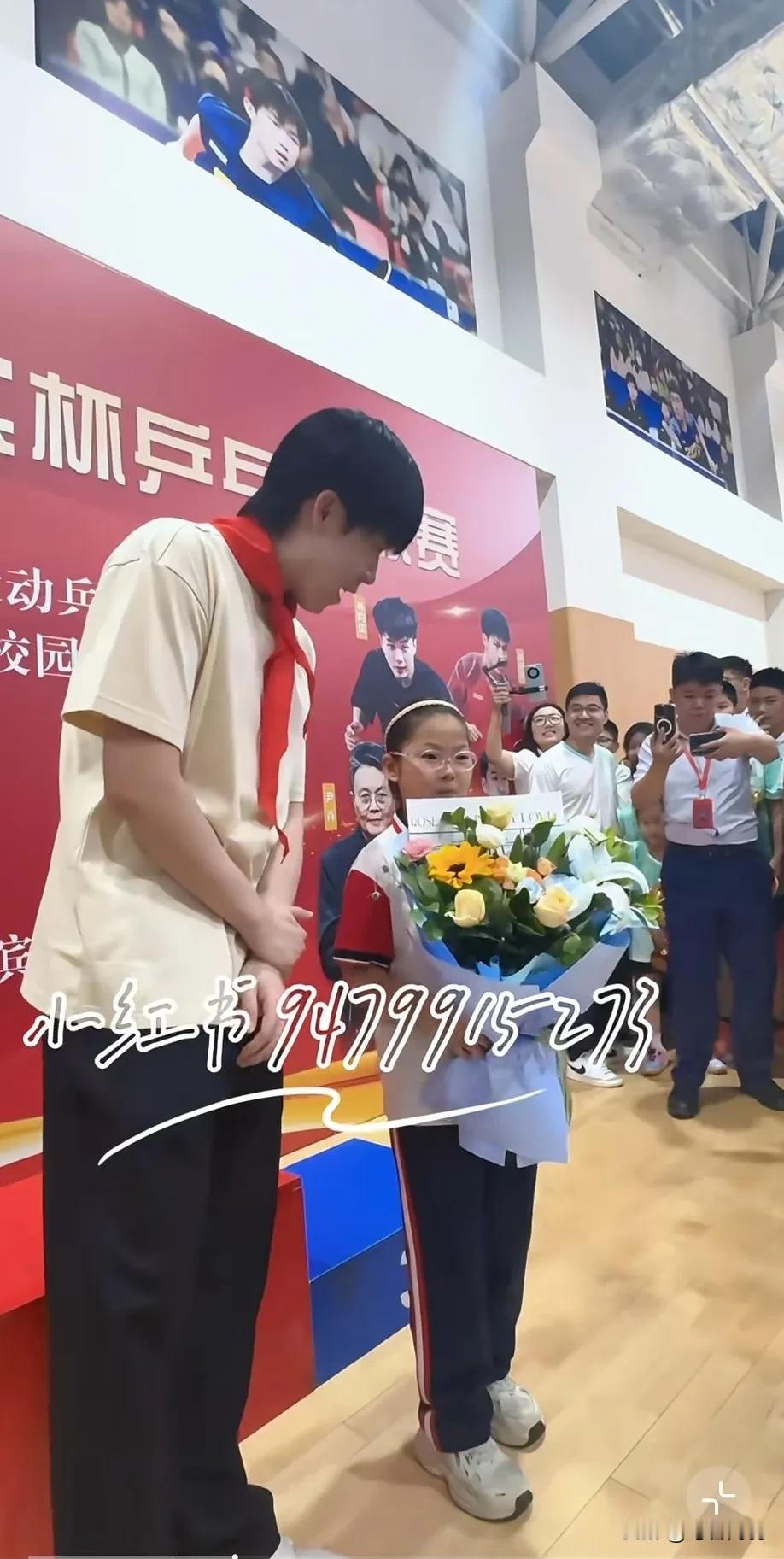 头哥如果当一名老师，得多有爱❤！
再次坐实女儿奴的头哥，看见小朋友捧着花儿害羞的