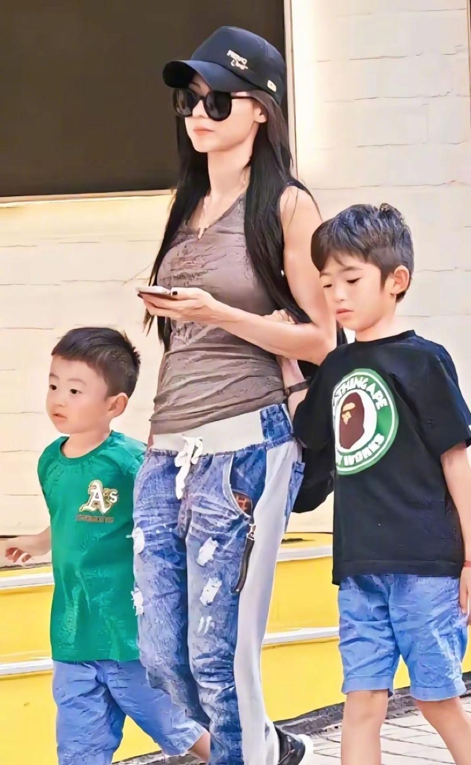 张柏芝一个人带大两个孩子那些年，她真的好强大！

家里客厅的一面墙被密密麻麻的照