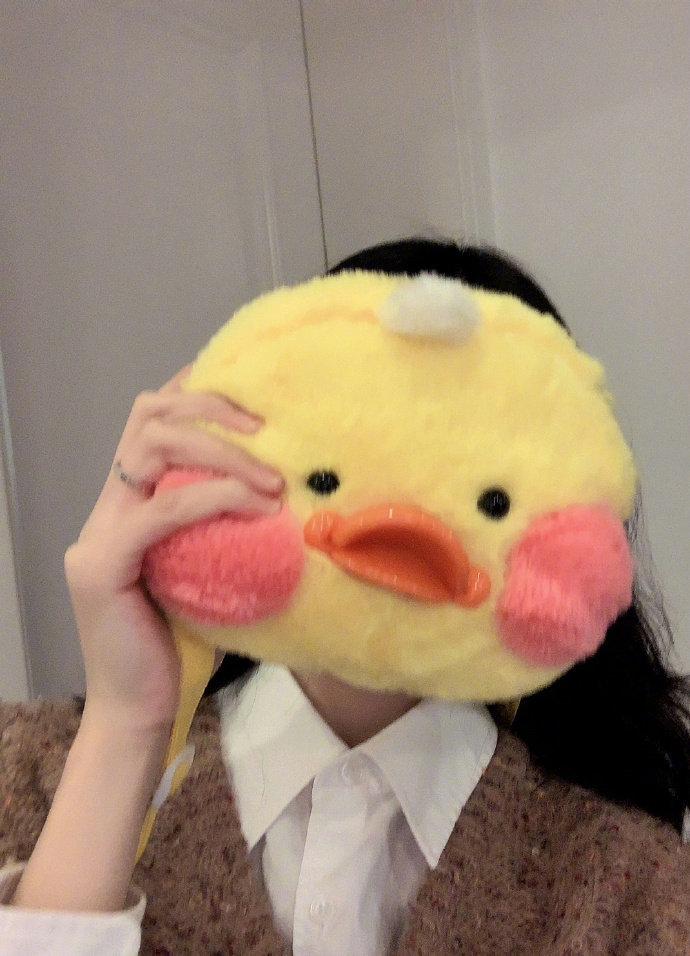 陪我度过无数沮丧夜晚的， 不是身边亲密的人， 是音乐，是电影，是文字， 是月亮，