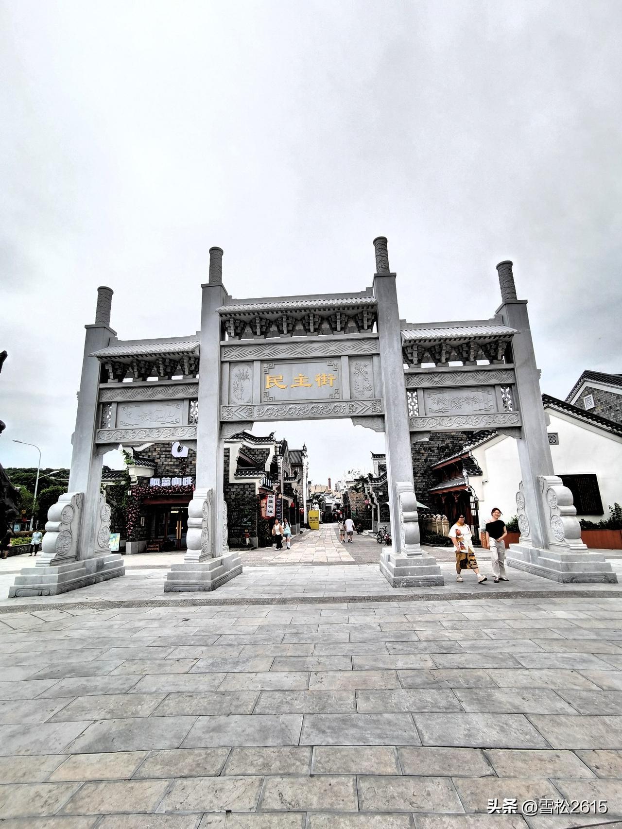 在民主街，遇见旧时光与现代的交融。

在民主街历史文化街区，金龙泉啤酒厂的双龙L