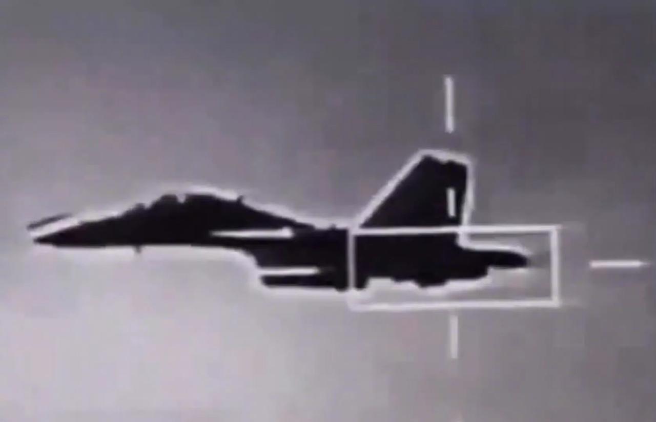 台军F-16V携带美制“狙击手”光电瞄准吊舱，妄图跟踪我方的轰炸机和战斗机。并且