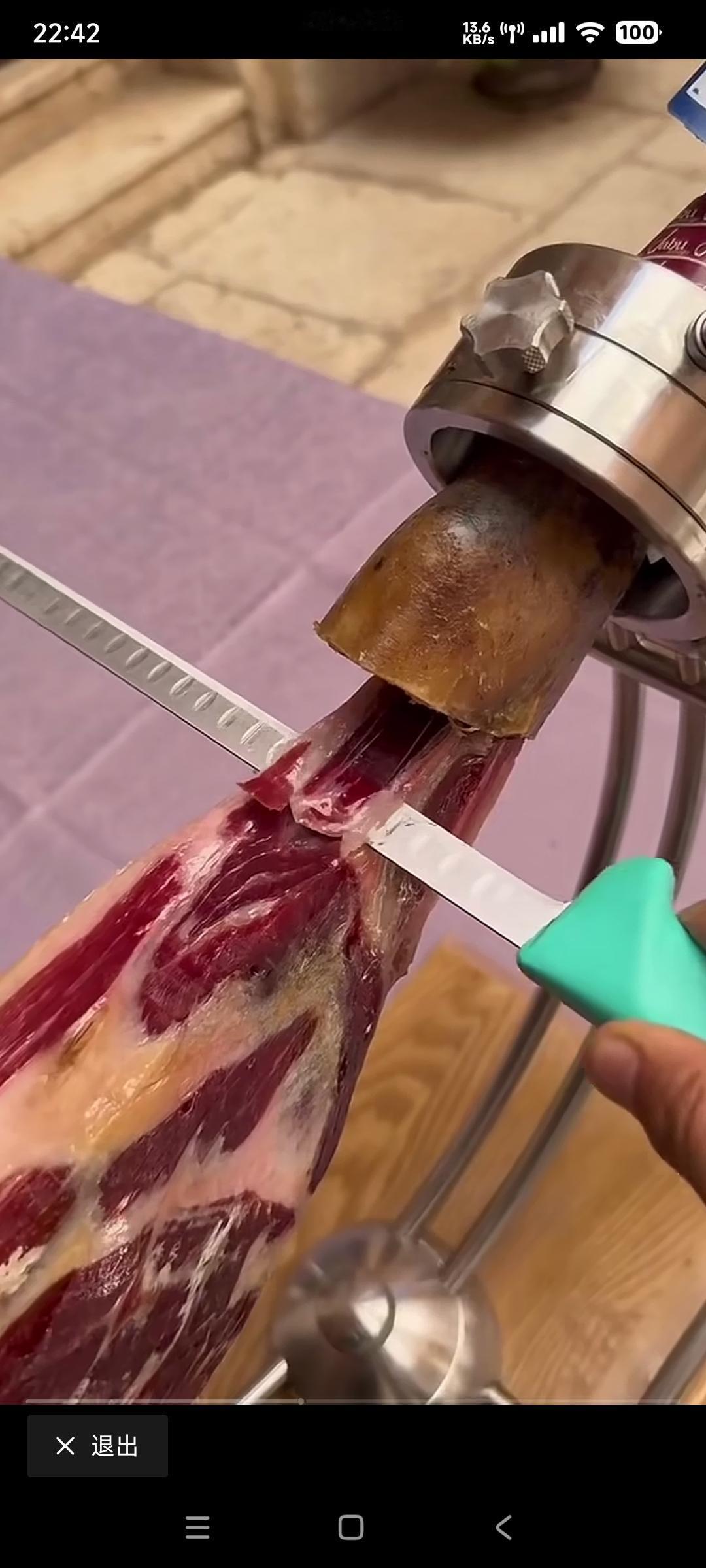 西班牙火腿就是西班牙人腌制的腊肉

它的和金华火腿区别就是贵

齁咸又油腻的腊肉