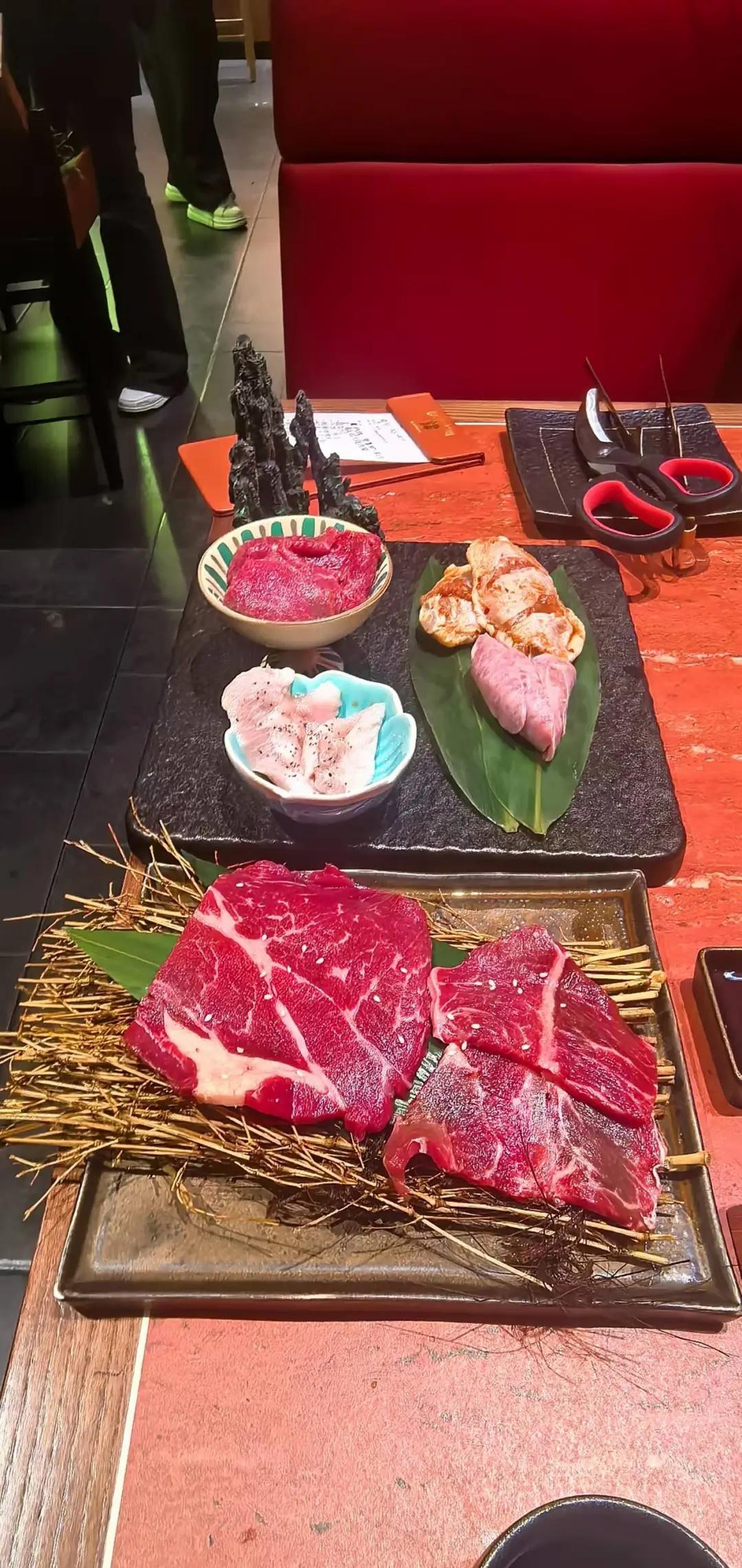 番禺K11的宝藏烧肉，和牛绝了！
一进门就被这氛围感直接拿捏🤏
约会或聚餐选这
