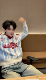 余宇涵年会中了一等奖 余宇涵年会中了一等奖，这就像他努力播种，终于收获了丰硕的果