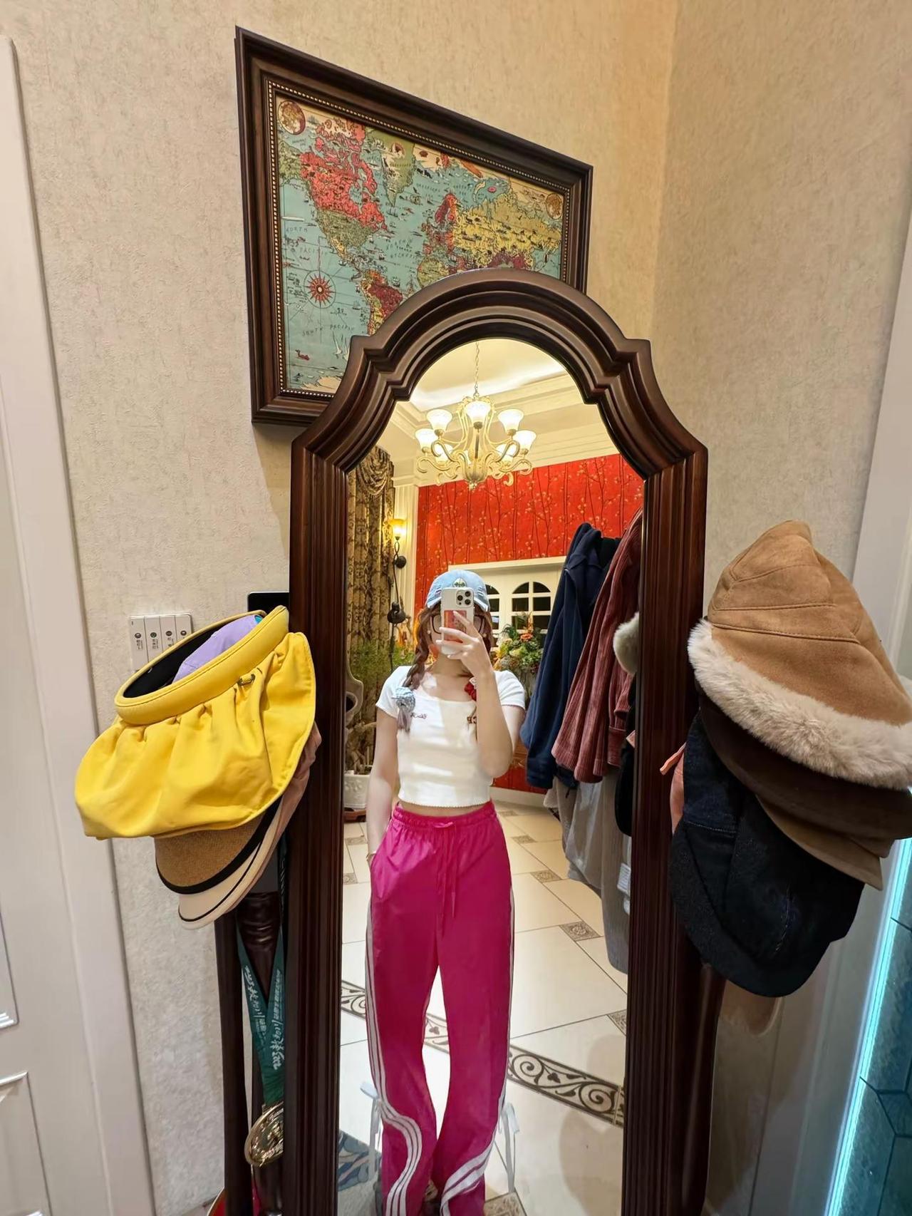 她是他亲手养成的玫瑰，她身上有他的影子，她的行事风格和为人处世都有他的痕迹，所以