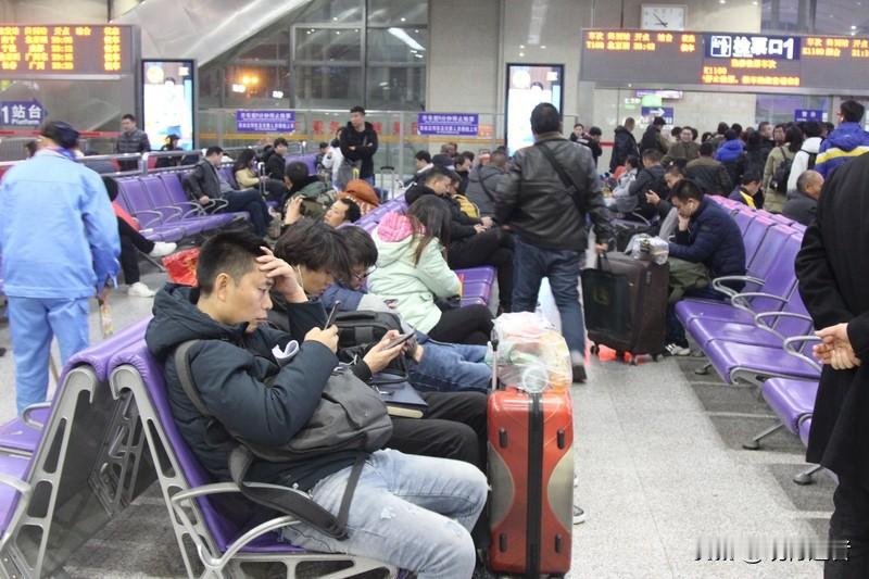 春运返程路上演暖心一幕：扬州广陵服务区内，徐女士因丈夫蔡先生一时疏忽被遗落，手机